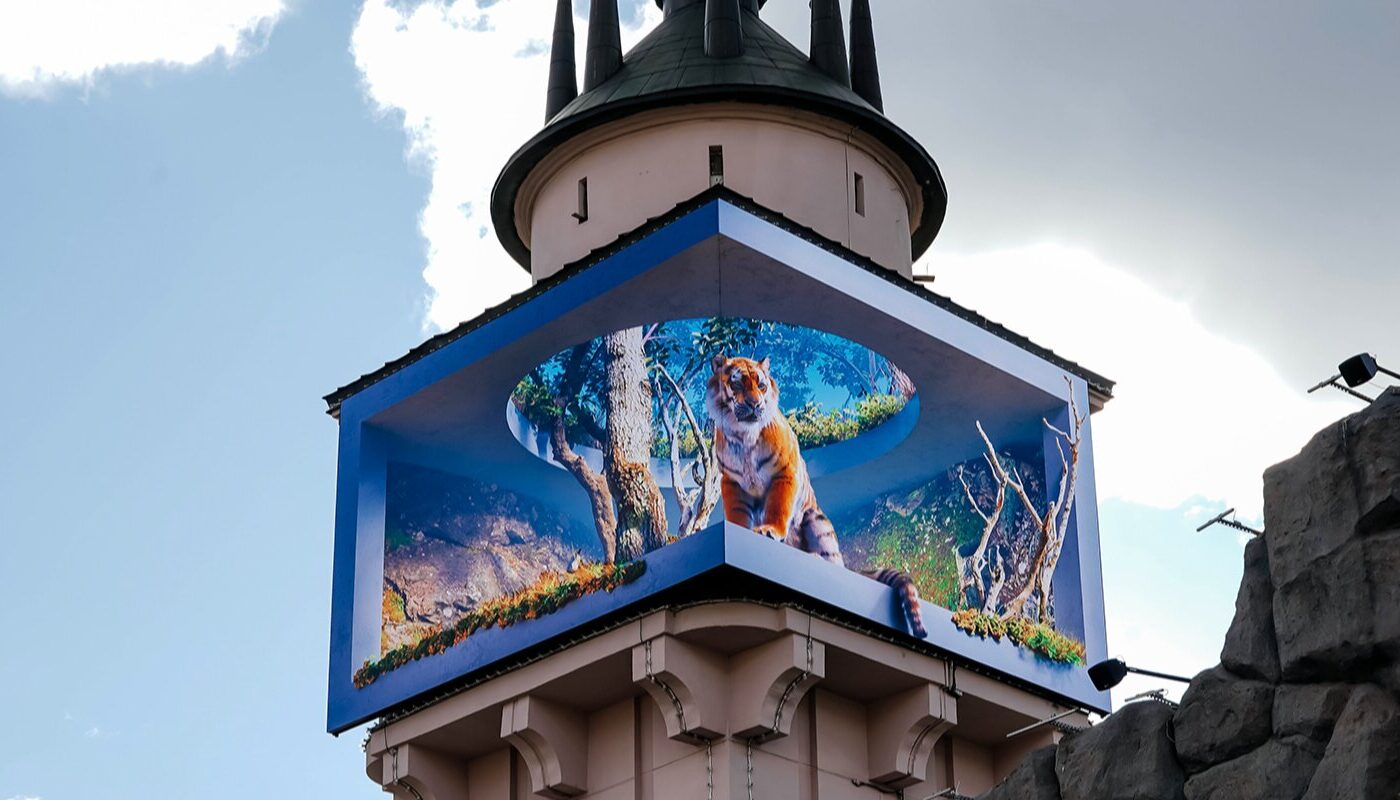 На входе в Московский зоопарк теперь можно увидеть 3D-ролики о редких животных