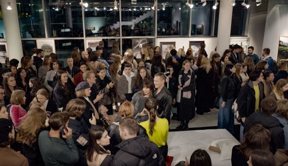 «Фотография, Искусство и Зрители: Незабываемая Выставка Игоря Брехова в Самом Центре Москвы»