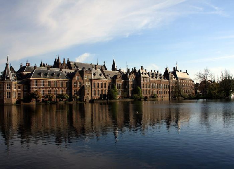 Изгнание парламента Нидерландов из собственного здания продлится еще на год